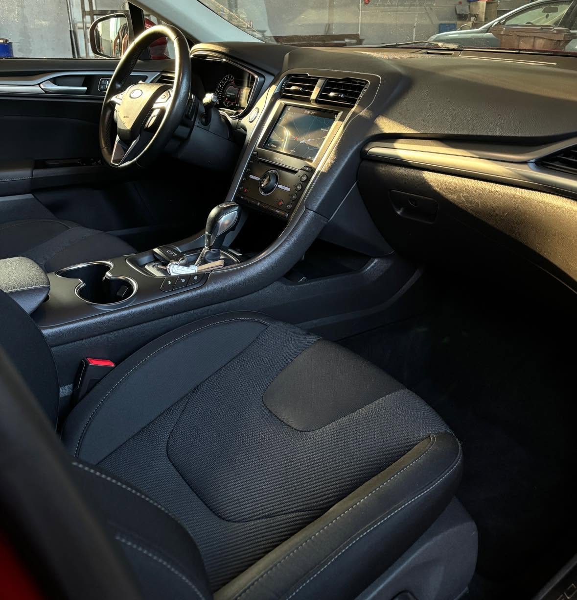 Realizacja - Ford Mondeo, wnętrze po detailingu